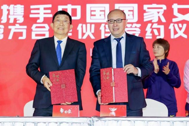 俱乐部将于近期赴华同中国球队进行比赛，我们希望未来同中国足球界扩大交流与合作。
